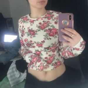 Topp - Den är från bikbok. Blommig tröja passar folk för xs,s. Lite kortare . Väldigt skön material och sitter fint.