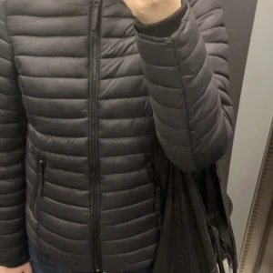 Dunjacka  - Dunjacka köpt på Zalando💘passar mig som är 160cm. Använd ca 5 gånger💗ser nu ut.