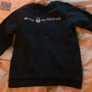 sail racing sweatshirt  - Storlek 160. jätte bra skicka inga hål eller något använd kanske 5 gånger. Mörkblå