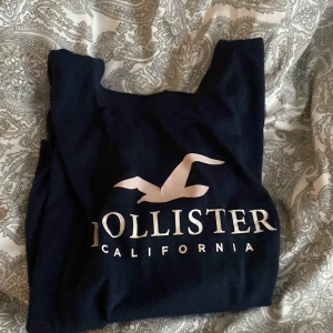 Hollister - Säljer min hollister tröja pga ingen användning. Har använt den ca 5 ggr. 