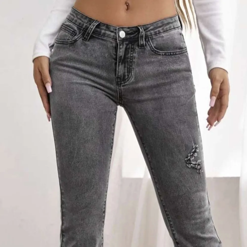 Lowaist gråa jeans från shein, aldrig använda, storlek XS🌟. Jeans & Byxor.