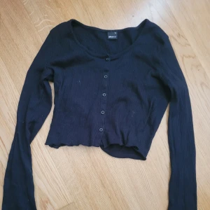 Tunn tröja - Tunn svart tröja från Ginatricot i strl Xl (väldigt liten i storlek) använd ett fåtal gånger. Nyskick