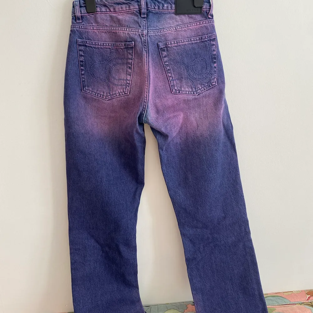 Jeans i lila wash från EYTYS. Små i storleken skulle säga dessa passar en i W27-28. Jeans & Byxor.