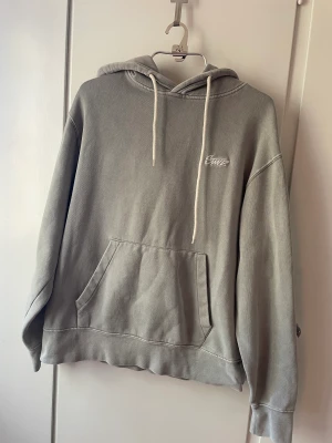 Grå hoodie - Jättefin grå hoodie från pull and bear, snygg tvätt med tillagda defekter, annars fint skick