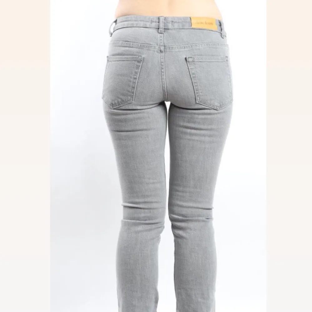 Snygga gråa Acne jeans med slit där nere så de är lite mer åt bootcut hållet.   Midjemått: 79 cm  Längd: 100 cm  Innerbenslängd: 75 cm För mer bilder  hur de ser ut på, kontakta oss🤗 JUST NU 100 KR RABBAT PÅ ORDENARIE PRIS 300 kr! Passa på! . Jeans & Byxor.