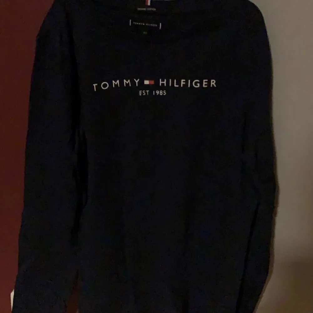 En jätte fin Tommy Hilfiger tröja som är köpt på kidsbrandstore. Inte till användning längre. Lite tunnt material men sitter fint och ingenting om syns igenom eller under. Storlek 152 men passar även till en xs och liten s. Tröjor & Koftor.