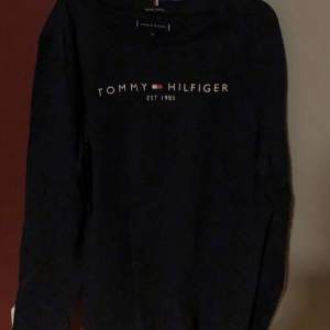 En jätte fin Tommy Hilfiger tröja som är köpt på kidsbrandstore. Inte till användning längre. Lite tunnt material men sitter fint och ingenting om syns igenom eller under. Storlek 152 men passar även till en xs och liten s