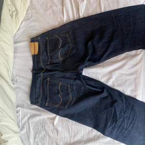 Jack & Jones Jeans mörk blåa i färgen i storlek W33 L30. Bra skick och knappt använda. 400kr 