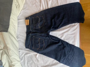 Jack & Jones Jeans - Jack & Jones Jeans mörk blåa i färgen i storlek W33 L30. Bra skick och knappt använda. 400kr 