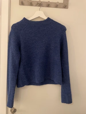 stickad tröja  - säljer denna fina mörkblåa tröja från PIECES! storlek S och passar mig som bär xs/s. lite kortare i modellen☺️😍🫶🏻