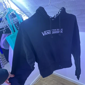 Vans rutig hoodie - Vans croppad dam hoodie med rutiga detaljer 