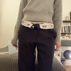 Dickies 874 - Marinblå Dickies. Passar mig som vanligtvis har storlek S/36 och långa på mig som är 170🙌🏼🥰