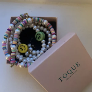 Pärlhalsband  - säljer dessa super söta pärlhalsband med smileys :) köpta två somrar sen men knappt använda för ungefär 1000 kr sammanlagt. kan köpas separat för 150 kr styck eller tillsammans för 450 💛