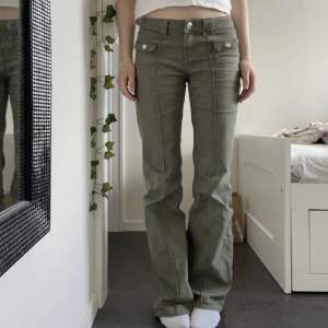 låga gröna jeans i storlek 36💗 från hm, aldrig använda. skriv gärna prisförslag!💗 strechiga!