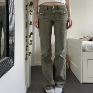 gröna hm jeans slutsålda! - låga gröna jeans i storlek 36💗 från hm, aldrig använda. skriv gärna prisförslag!💗 strechiga!