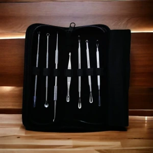 Blackhead Remover Tools 7 Pcs kits - Setet innehåller 7 olika verktyg, perfekt designade för att ta bort orenheter i huden, såsom pormaskar och finnar.  Tillverkade av högkvalitativt rostfritt stål: Instrumenten är tillverkade av högkvalitativt rostfritt stål,