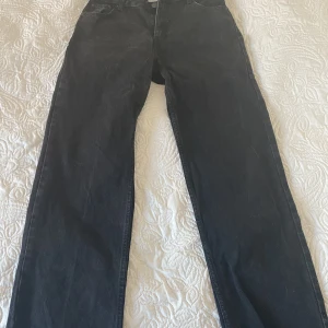 Straight leg Bershka jeans - Jeans ifrån Bershka. Mom-jean fit med hög midja. Fint skick, använda fåtal gånger. Säljs då de inte kommer till användning 