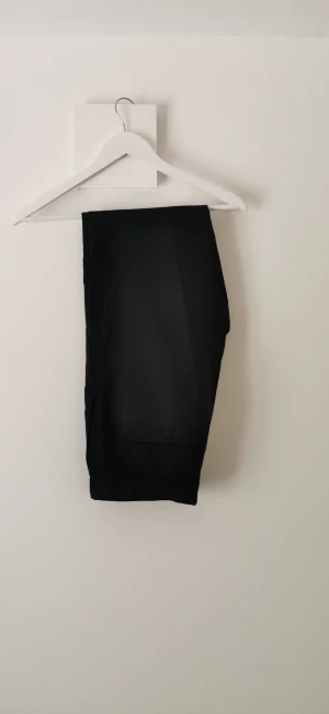 Kostymbyxor filippa k - Kostymbyxor nästan aldrig använda i bra skick. Pressas och tvättas in för försändelse. 