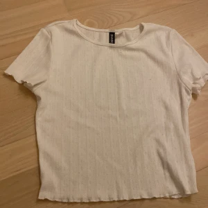 tröja med mönster - en vit lite tunnare t-shirt med hålbroderi. Väldigt bekväm och sitter bra på.