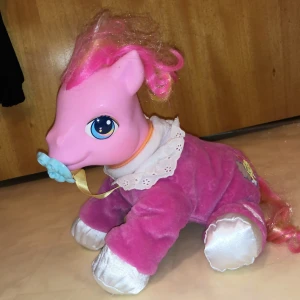 My little pony  - Går att sätta i batteri Tror den låter/rör sig  men osäker om den fungerar, Gammal men bra skick