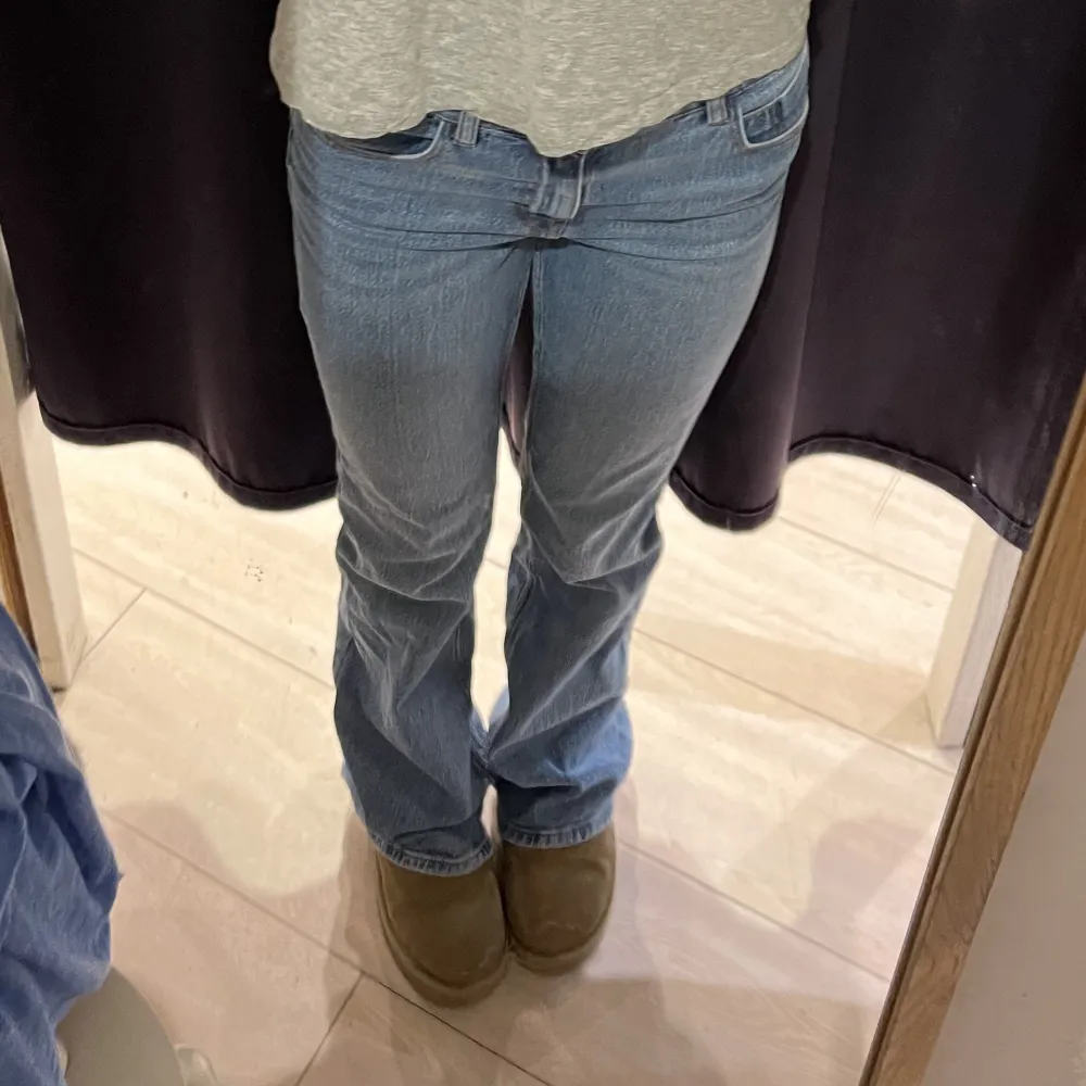 Blåa bootcut jeans från Zara, storlek 36. Jeans & Byxor.