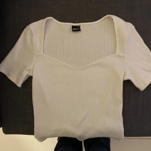 Fintröja - Fin somrig topp från Gina! Säljer då jag tyvärr känner mig obekväm i modellen. Använd ett fåtal gånger, hör av er vid frågor!💫