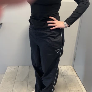 Nikebyxor.  - Vintage Nike byxor köpta second hand men aldrig använda. Jättefint skick. Strl L men skulle påstå att de är aningen små i strl. Säljs för 100kr plus frakt. 