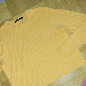 Långärmad tröja - Halv croppad  Super mjuk Använd fåtal gånger Passar som en M eller tight L