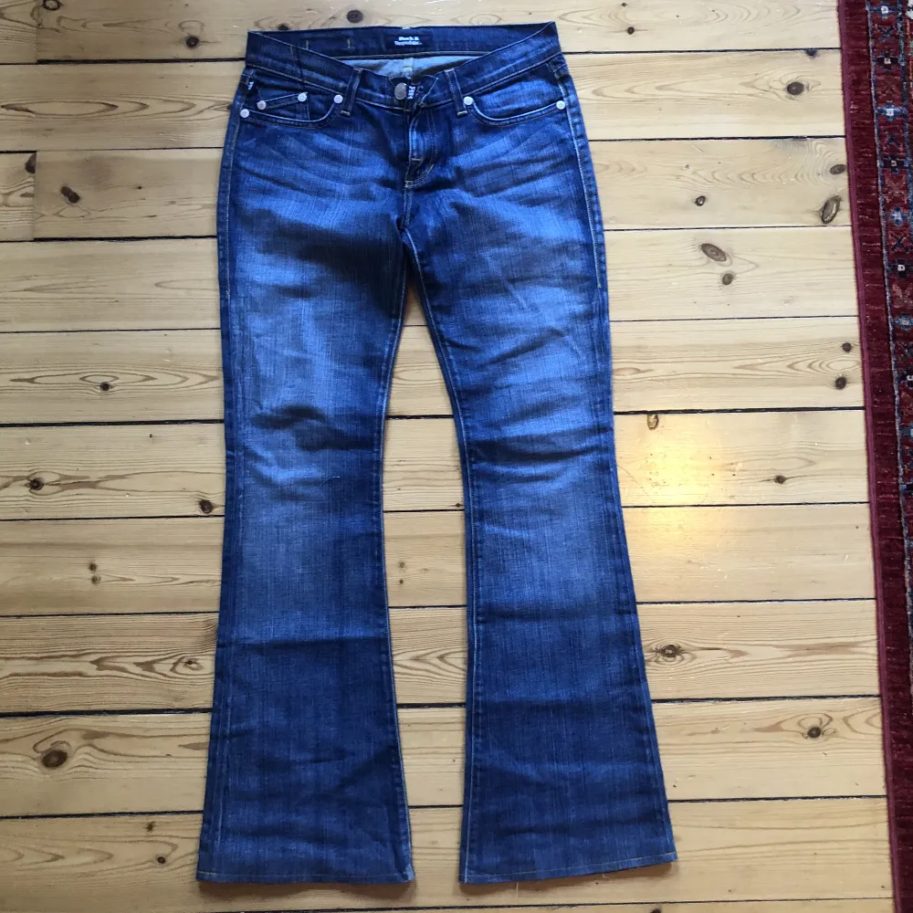 Lågmidjade jeans från rock & republic! Strass på bakfickan Midjemått: 78cm Innerbenslängd: 81cm Frakt 64kr Köp direkt!!. Jeans & Byxor.