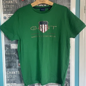 T-shirt Gant - ✨Grön Gant t-shirt som endast använts en gång. Regular fit🙌