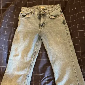 Mid-waisted jeans från Gina Tricot i storlek 34