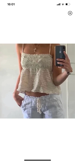 ZARA LINNE💖 - Säljer detta helt nya, oanvända superfina linne från zara!!! Slutsåld och ett måste till sommaren🥺🥺🥺 den är i storlek M men passar även S❤️ första bilden är lånad🦋🦋