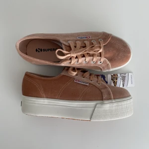 Superga sneakers strl 37 - Helt nya Superga sneakers i storlek 37. Rosa sammet med platåsula. 