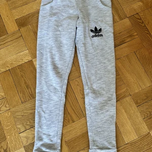 Adidas Mjukisbyxor - Bra skick! Säljes pga för små