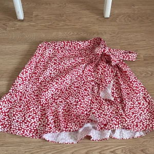 Omlott kjol - Somrig kjol. Aldrig använd. 