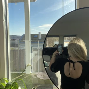 Söt topp - Söt topp med puffärmar och öppning i ryggen! Storlek S, 150kr och köparen står för frakt🌸🌸