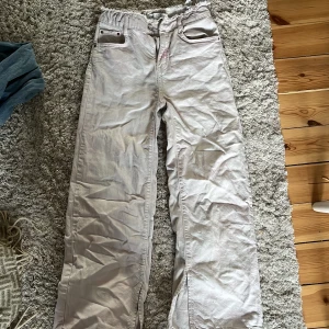 Zara jeans - Köpte i somras säljer för att dom inte kommer till användning längre dom är vita och lite rosa 