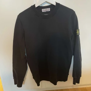 Stone Island tröja - Svart stone island tröja i storlek S. Finns lapp för authenticity check. Köpt för 2,900kr. 
