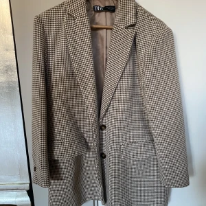 Kappa - Snygg kappa från zara, endast använd fåtal gånger och som ny! Storlek 38, 400kr och köparen står för frakt 🌸🌸