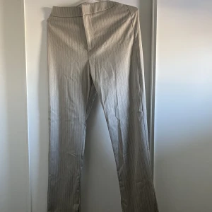Gina kostymbyxor  - Oanvända kostymbyxor från Gina, slutsålda!  Storlek 34