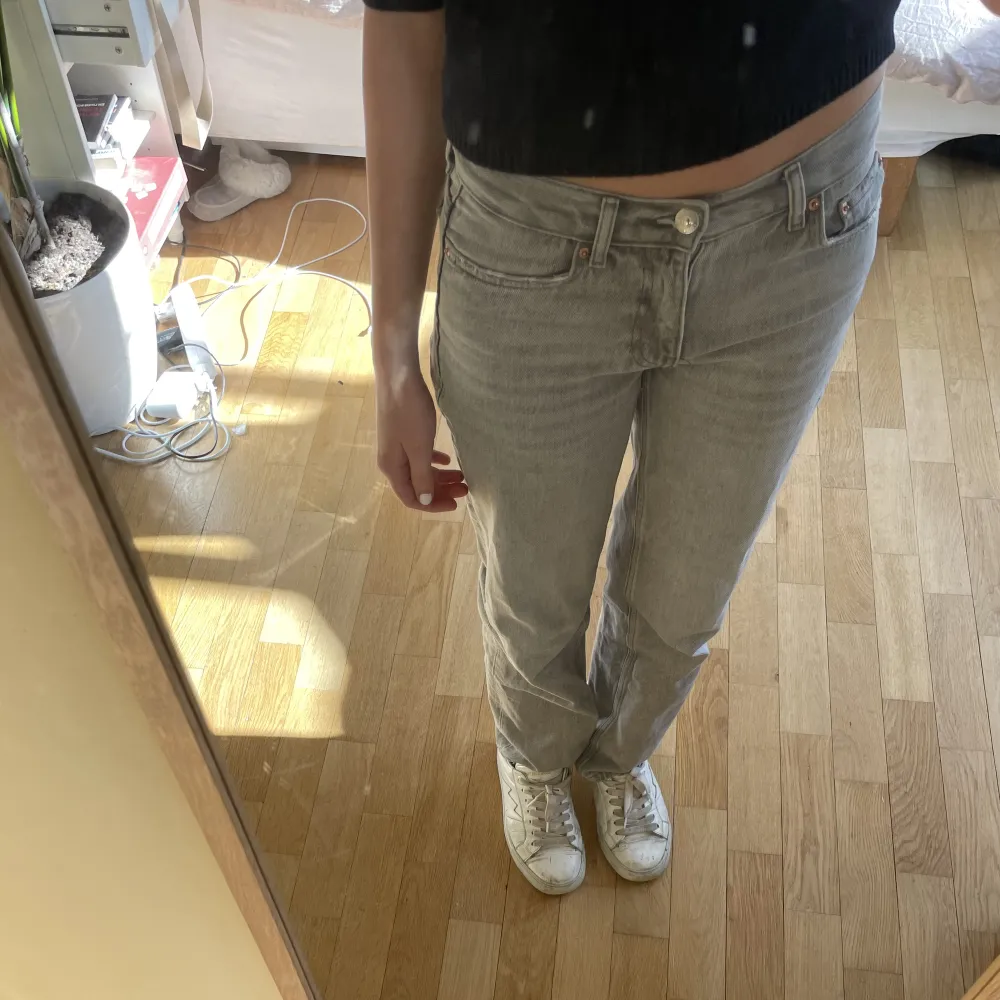 Grå low waist straight jeans från Gina Tricot i storlek 32 (passar mig som har 34) 200kr. Jeans & Byxor.