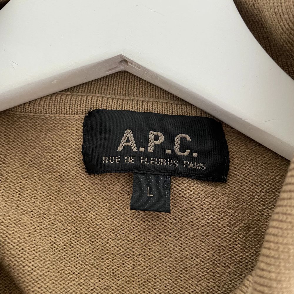 A.P.C - tröja i fint skick. Gjord på merinoull så den andas bra. . Tröjor & Koftor.