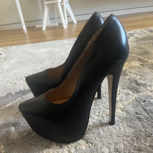 Klackskor  - Höga klackar i strl 36/37