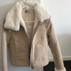 Lurvjacka - Superfin jacka i väldigt fint skick!  Storlek 34 och passar mig som vanligtvis när xs/s på överdelen.