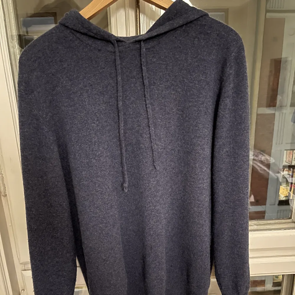 Säljer min luvtröja från soft goat. Använd runt 3ggr.  Storlek L.  100% cashmere Pris:1300. Stickat.