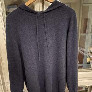 Säljer min luvtröja från soft goat. Använd runt 3ggr.  Storlek L.  100% cashmere Pris:1300