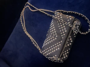 En Zadig väska som inte finns längre på hemsidan  - Zadig väska som har knappast använt men nypris ca 3000 men säljer för 1500