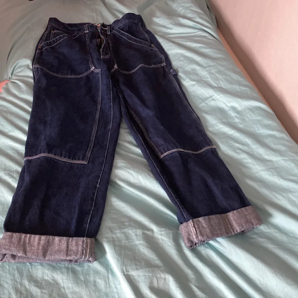 Mörk blå jeans medvSimpla detaljer . Jeans & Byxor.