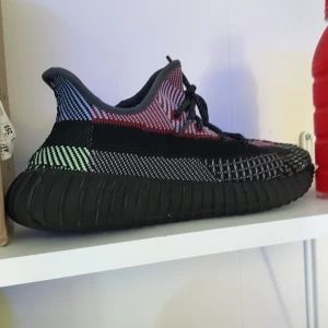 Yeezy yecheli reflective  - Hej 👋 säljer mina yeezy yecheli reflective dom är i bra skick men använda skriv i dm för mer bilder kan skickas på köpares bekostnad nypris:4000kr mitt pris:1500kr kom med prisförslag👍