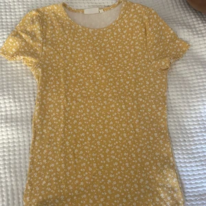 T shirt  - Jag säljer en t shirt som jag köpte i somras väldigt fin men använder bara inte om intresserad kontakta mig 🫶🏻